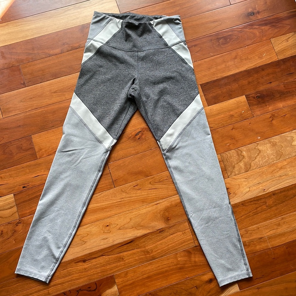 Gray tone Old Navy Elevate leggings size medium